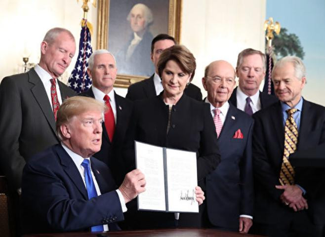 Chính quyền Tổng thống Mỹ Donald Trump ngày càng có tính "diều hâu" hơn. Ảnh: Aboluowang.