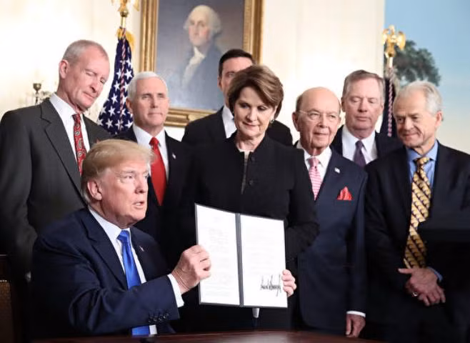 Chính quyền Tổng thống Mỹ Donald Trump ngày càng có tính "diều hâu" hơn. Ảnh: Aboluowang.