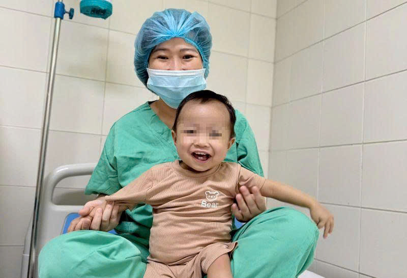 Bé V.Q.H. (15 tháng tuổi) mạnh khoẻ sau ca ghép gan.