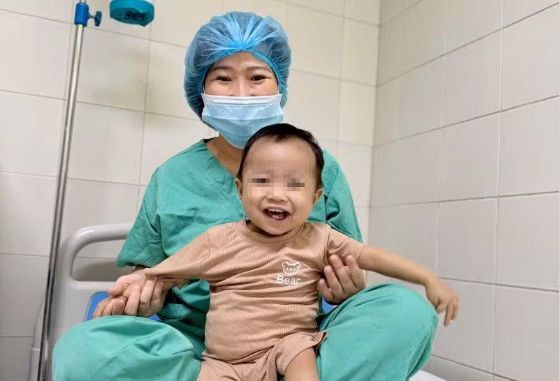 Bé V.Q.H. (15 tháng tuổi) mạnh khoẻ sau ca ghép gan.