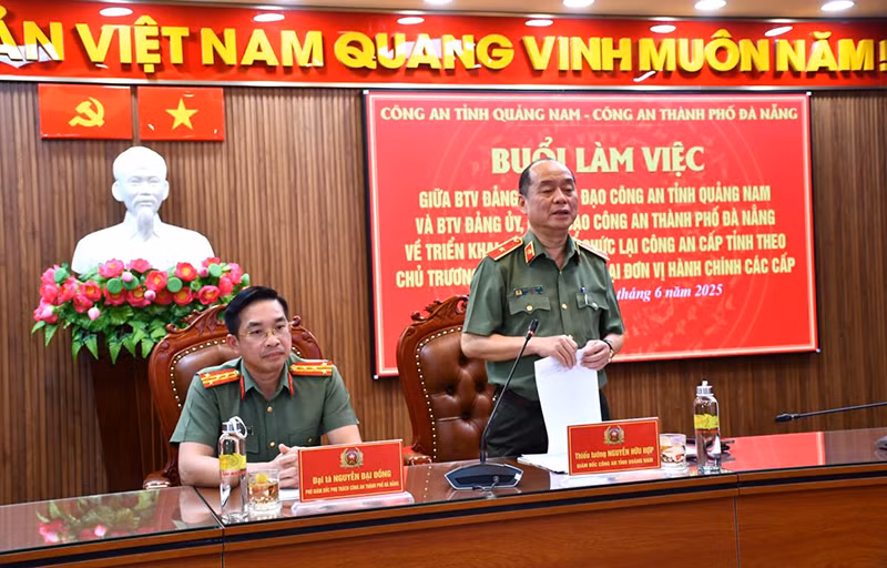 Thiếu tướng Nguyễn Hữu Hợp, Giám đốc Công an tỉnh Quảng Nam và Đại tá Nguyễn Đại Đồng, Phó Giám đốc phụ trách Công an TP Đà Nẵng chủ trì buổi làm việc. Ảnh: Công an Đà Nẵng.