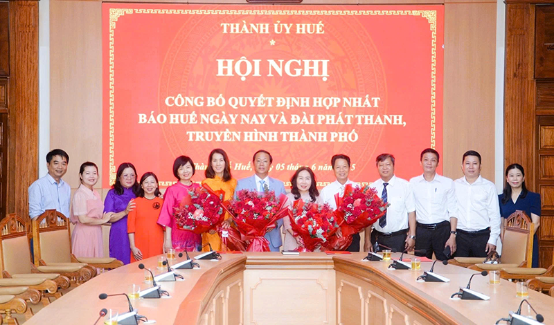 Lãnh đạo Trung tâm Truyền thông thành phố Huế tại buổi công bố quyết định hợp nhất.