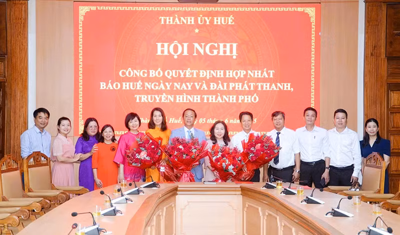 Lãnh đạo Trung tâm Truyền thông thành phố Huế tại buổi công bố quyết định hợp nhất.