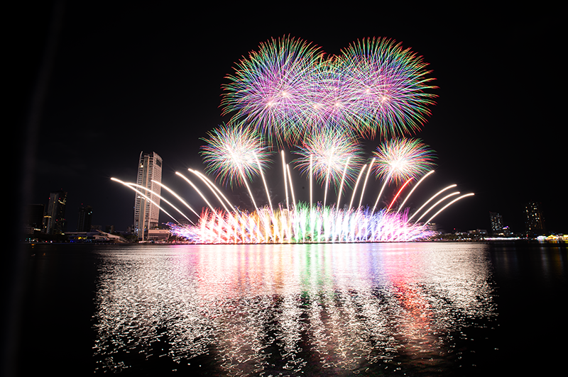 Màn pháo hoa ấn tượng của đội Z121 Vina Pyrotech (Việt Nam) trong đêm thứ 2 DIFF 2025.