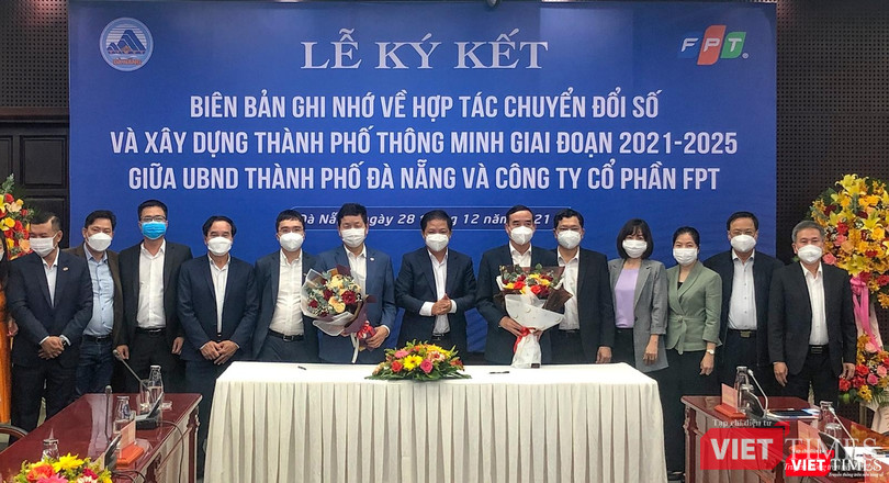 Ông Lương Nguyễn Minh Triết - Chủ tịch HĐND TP Đà Nẵng tặng hoa cho các bên trong buổi ký kết Ông Lương Nguyễn Minh Triết - Chủ tịch HĐND TP Đà Nẵng tặng hoa cho các bên trong buổi ký kết