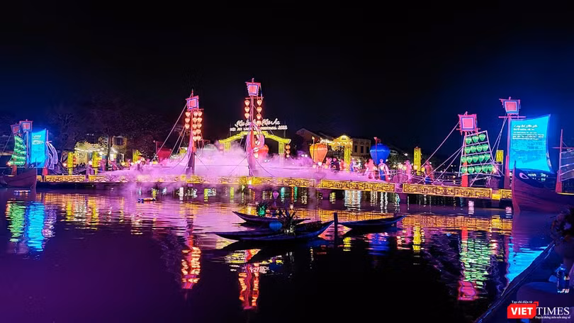 Tối ngày 24/12, cầu An Hội (Hội An) trở thành tâm điểm của đêm "Hội đèn lồng Hội An"