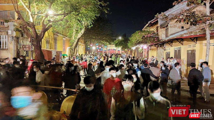 Du khách đến với Hội An trong sự kiện "Đêm hội đèn lồng Hội An"diễn ra cuối tháng 12/2021