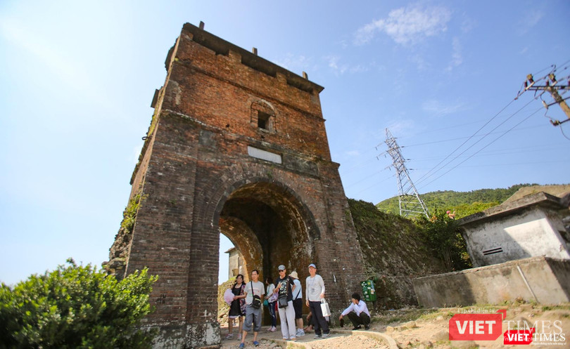 Du khách tham quan di tích Hải Vân Quan trên đỉnh đèo Hải Vân