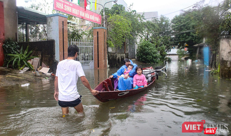 Người dân phải huy động ghe xuồng để đi lại