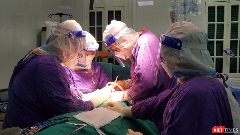 Ê kíp bác sĩ Bệnh viện Hữu nghị Việt Đức đang tiến hành ca mổ cho bệnh nhân