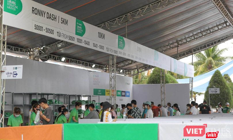 Các vận động viên làm thủ tục đăng ký cuộc thi