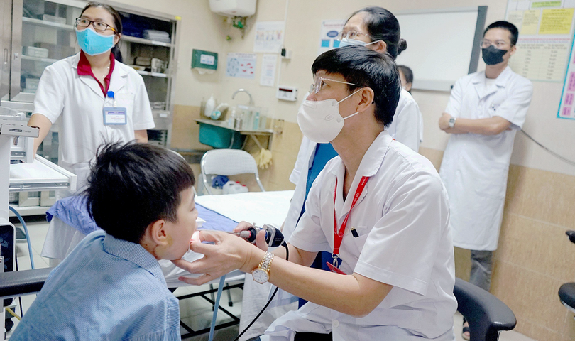 PGS.TS Phạm Tuấn Cảnh – Giám đốc Bệnh viện Tai Mũi Họng Trung ương - tái khám cho bệnh nhân sau ca mổ