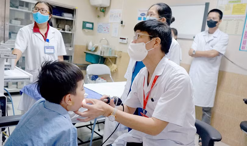 PGS.TS Phạm Tuấn Cảnh – Giám đốc Bệnh viện Tai Mũi Họng Trung ương - tái khám cho bệnh nhân sau ca mổ