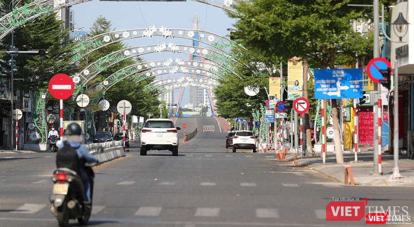 Đường Lê Duẫn nhìn về cầu Sông Hàn với barie chốt chặn