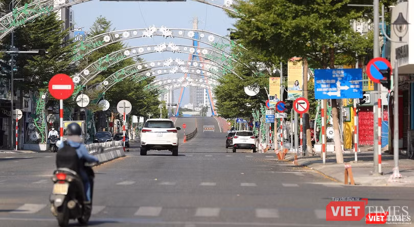 Đường Lê Duẫn nhìn về cầu Sông Hàn với barie chốt chặn