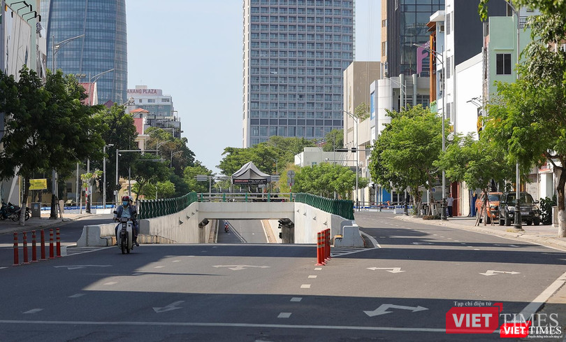 Hầm chui phía tây cầu Sông Hàn nhìn về toà nhà Trung tâm hành chính TP vắng vẻ