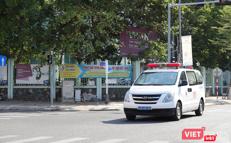 Xe cứu thương và tiếng còi hụ là hình ảnh thường gặp nhất trên các tuyến đường ở Đà Nẵng trong những ngày giãn cách