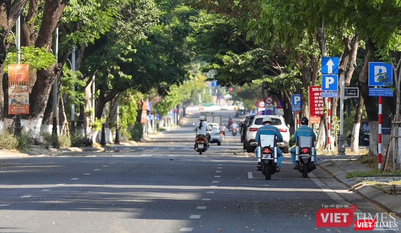 Đường Trần Phú vắng bóng người, chỉ có những công việc cấp thiết mới đi lại