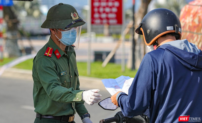 Lực lượng công an Đà Nẵng kiểm soát người điều khiển lưu thông trên đường trong thời gian giãn cách xã hội