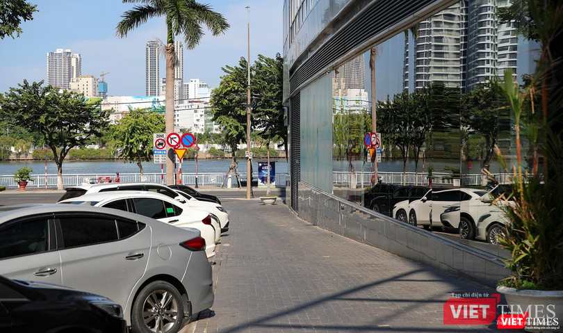 Lối đi bên hông Toà nhà Indochina Tower chưa bao giờ vắng người qua lại, nhưng khi cơn đại dịch ập đến, đây là cảnh đã diễn ra suốt thời gian qua