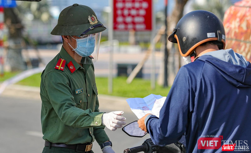 Các chiến sĩ giữ chốt kiểm soát phía Tây Cầu Rồng, đảm bảo an toàn phòng dịch cho người dân