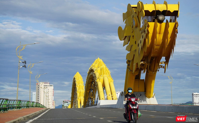 Cầu Rồng trong ngày cuối cùng trước khi phong toả tuyệt đối toàn TP Đà Nẵng