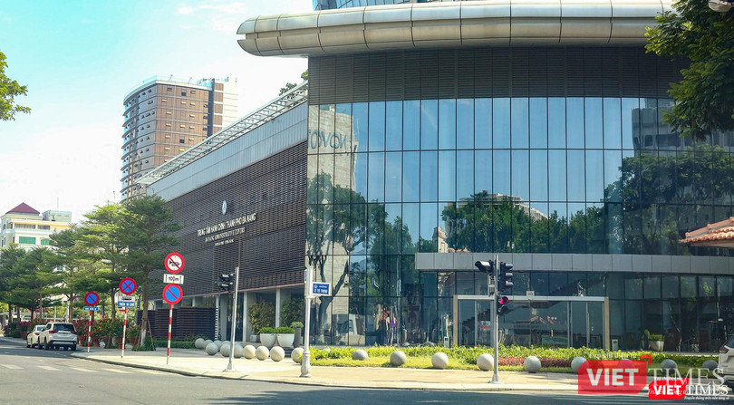 Trung tâm hành chính TP Đà Nẵng "khoác chiếc áo" lặng lẽ so với những ngày thường khi các hoạt động hành chính được áp dụng trực tuyến