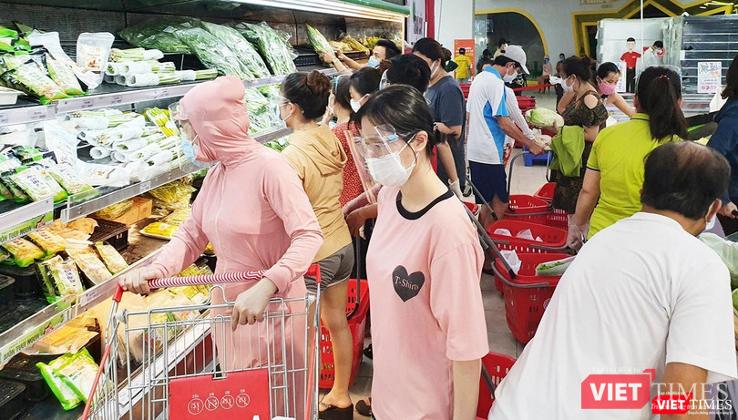 Người dân Đà Nẵng đi mua thực phầm tại siêu thị để ứng phó với dịch COVID-19