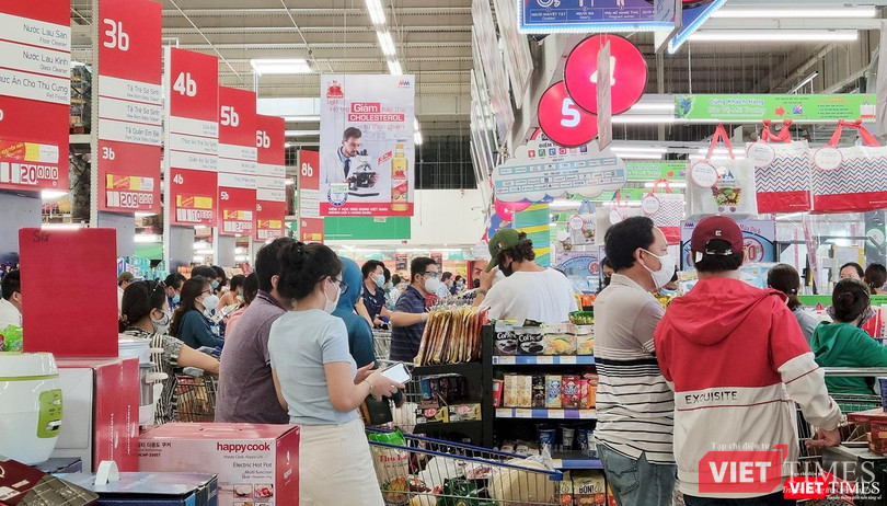 Người dân Đà Nẵng đổ xô đi mua hàng hoá thiết yếu tại các siêu thị trước khi có thông báo chính thức của UBND TP Người dân Đà Nẵng đổ xô đi mua hàng hoá thiết yếu tại các siêu thị trước khi có thông báo chính thức của UBND TP