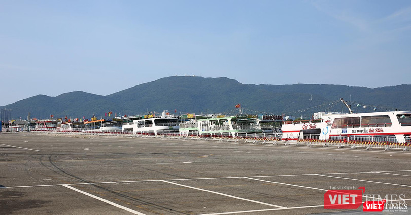 Bến du thuyền yên ắng