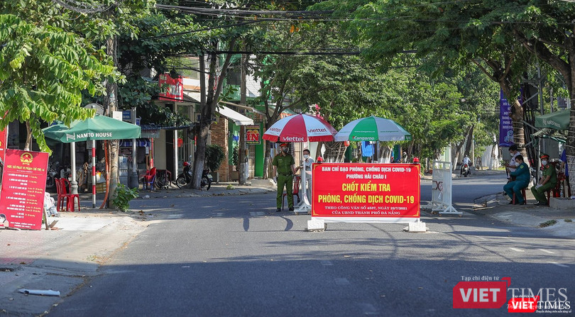 Trên các tuyến đường, chốt kiểm soát dịch được thiết lập với lực lượng công an hoạt động 24/24 (chốt kiểm soát trên đường Phan Châu Trinh)