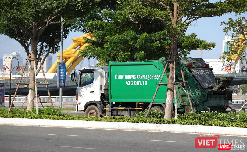 Xe thu gom rác trên đường 2/9