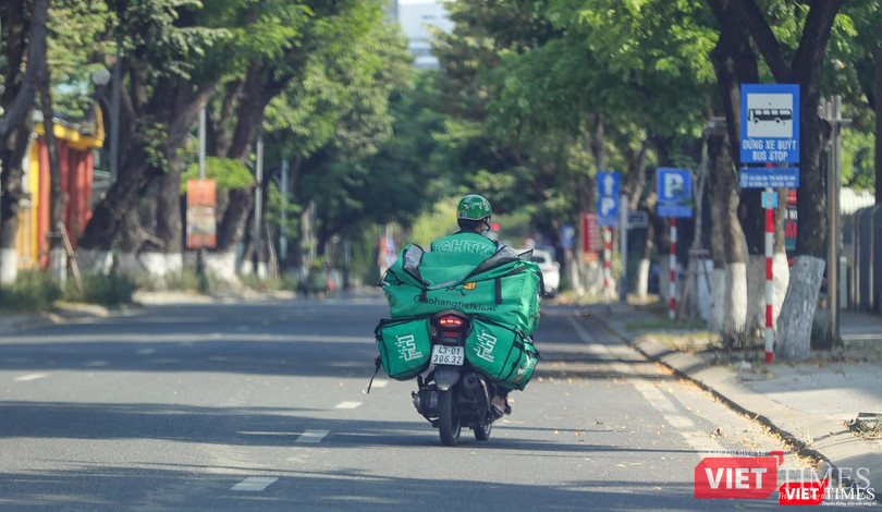 "Nhường" phố phường cho dịch vụ chuyển phát hoạt động