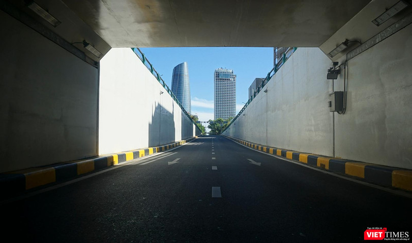 Trung tâm hành chính TP Đà Nẵng nhìn từ hầm chui phía tây cầu Sông Hàn
