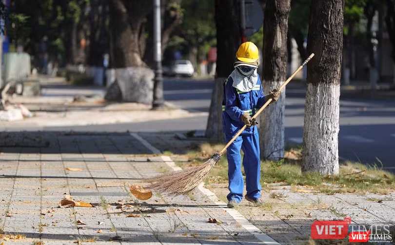 Công nhân vệ sinh cần mẫn giữ cho Đà Nẵng luôn sạch