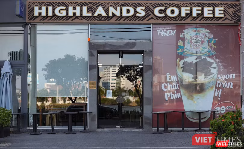 Hình ảnh hiện tại của quán cà phê chưa bao giờ vắng khách trên đường Bạch Đằng