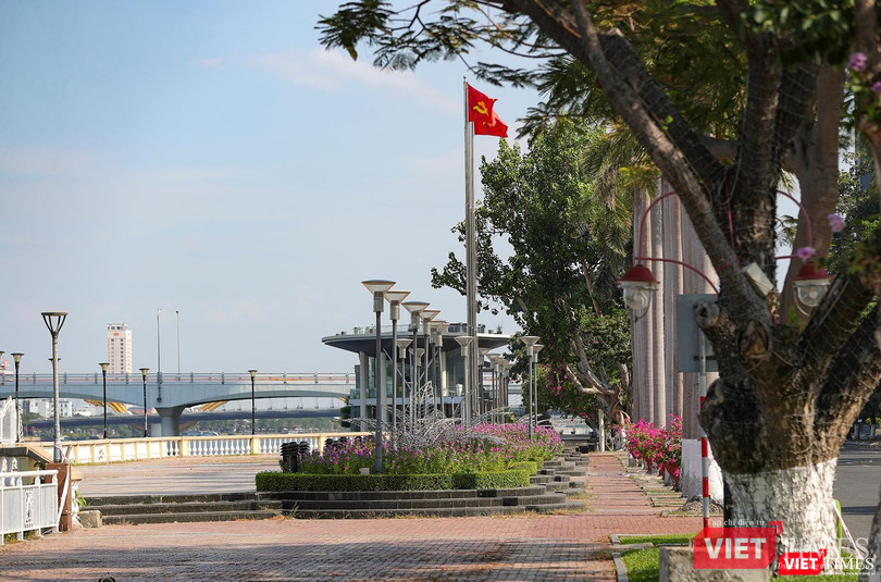 Vỉa hè đường Bạch Đằng vắng bóng người