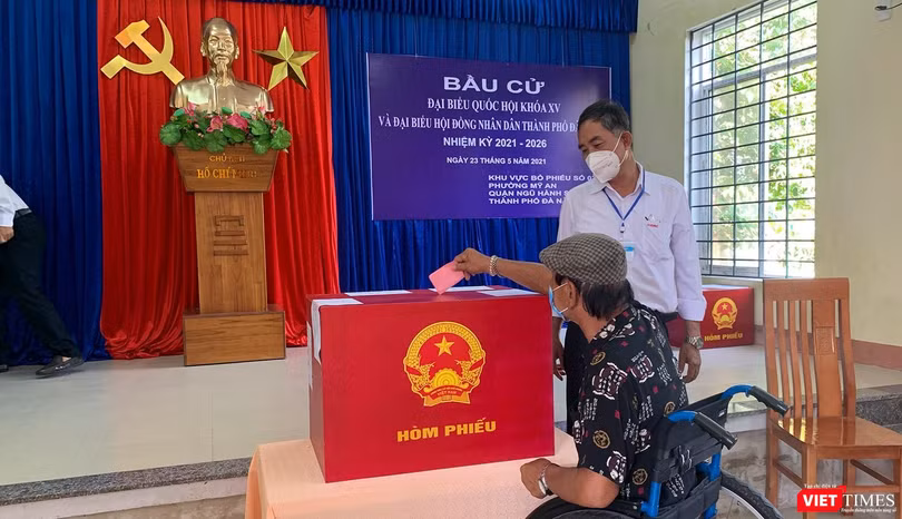 Cử tri Đà Nẵng đi bỏ phiếu bầu ra đại biểu Quốc hội và đại biểu HĐND TP (Ảnh Khánh Hưng)