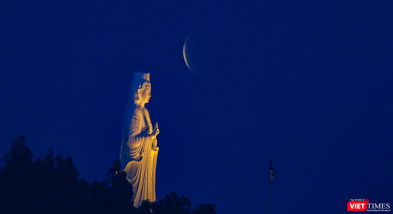 Nguyệt thực toàn phần diễn ra tối ngày 26/5 nhìn từ bãi biển Đà Nẵng