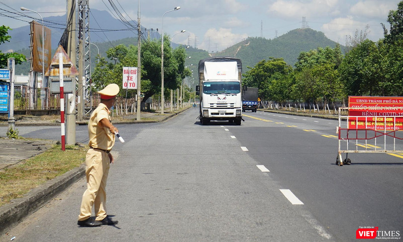 CSGT hướng dẫn phương tiện đi vào khu vực khai báo y tế tại cửa ngõ ra vào TP Đà Nẵng