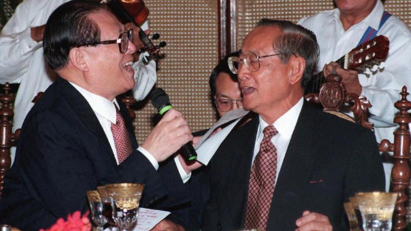 Tổng thống Philippines Fidel Ramos (bên phải) và Chủ tịch Trung Quốc Giang Trạch Dân cùng hát ở một buộc tiệc chiêu đãi cấp nhà nước tại Dinh Malacanang, Manila, Philippines vào ngày 26/11/2016. Ảnh AFP.