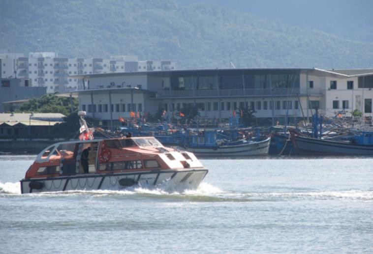 Ngày 26/7/2016, Việt Nam và Mỹ tổ chức diễn tập tìm kiếm cứu nạn trên sông Hàn, Đà Nẵng. Trong hình là tàu bệnh viện USNS Mercy (T-AH 19) Mỹ tham gia diễn tập.