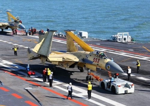 Thử nghiệm máy bay J-15 trên tàu sân bay đầu tiên của Trung Quốc.