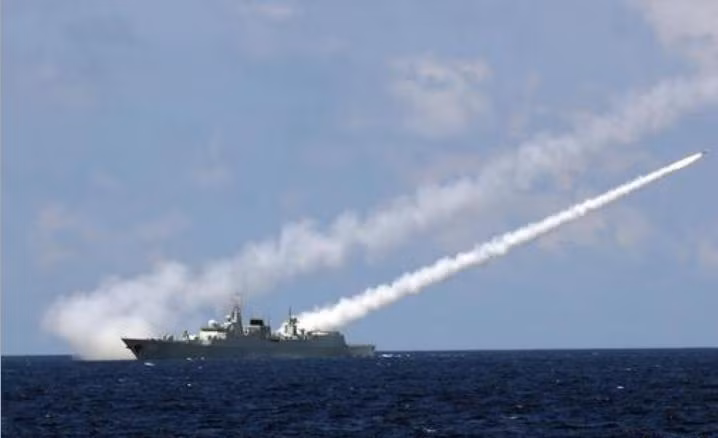 Từ ngày 5 - 11/7/2016, 3 hạm đội lớn Hải quân Trung Quốc tổ chức tập trận bất hợp pháp ở vùng biển phía đông đảo Hải Nam và vùng biển quần đảo Hoàng Sa của Việt Nam. Trong hình là tàu khu trục Quảng Châu, Hạm đội Nam Hải bắn tên lửa phòng không. Ảnh: Sina