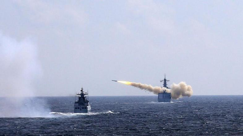 Ngày 1/8/2016, ba hạm đội lớn của Hải quân Trung Quốc tiến hành tập trận bắn đạn thật ở biển Hoa Đông. Trong hình là tàu Tế Nam bắn tên lửa đối hải. Ảnh: Chinanews