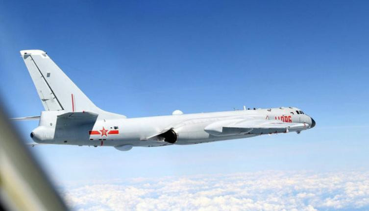 Máy bay ném bom H-6K Trung Quốc tiến hành 
