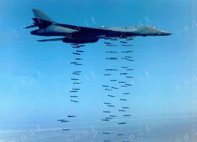 Máy bay ném bom B-1B Mỹ tiến hành ném bom rải thảm - bom Mk-82. Ảnh: Tin tức Tham khảo, Trung Quốc.