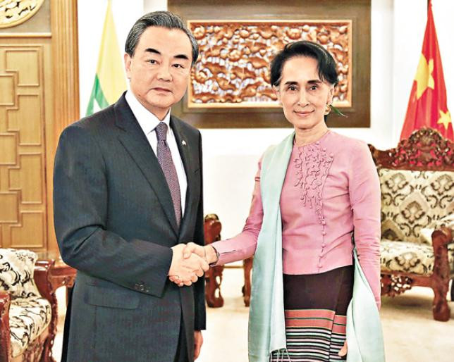 Tháng 4/2016, Bộ trưởng Ngoại giao Trung Quốc Vương Nghị thăm Myanmar, hội đàm với bà Aung san Suu kyi (bên phải). Ảnh: Văn Hối, Hồng Kông.