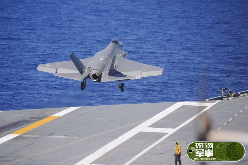 Máy bay chiến đấu tàng hình F-35C cất hạ cánh trên tàu sân bay USS George Washington CVN 73 ngày 15/8/2016. Ảnh: Thời báo Hoàn Cầu, Trung Quốc.