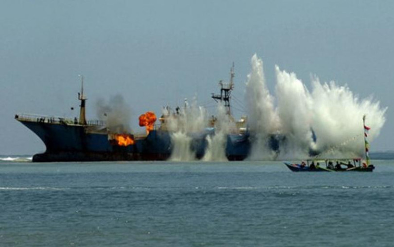 Indonesia đánh chìm tàu cá nước ngoài. Ảnh: EPA